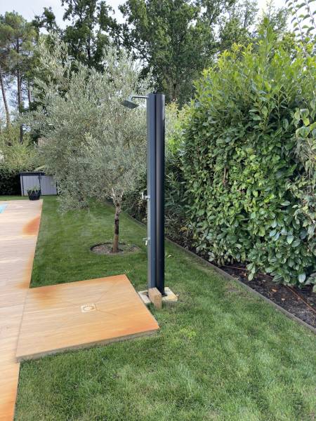 Engazonnement, Création de Boulodrome, Système d'Arrosage et Plantations : Transformation d'un Jardin Particulier à Hourtin