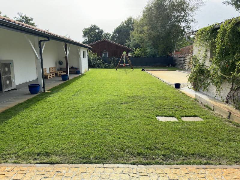 Engazonnement, Création de Boulodrome, Système d'Arrosage et Plantations : Transformation d'un Jardin Particulier à Hourtin