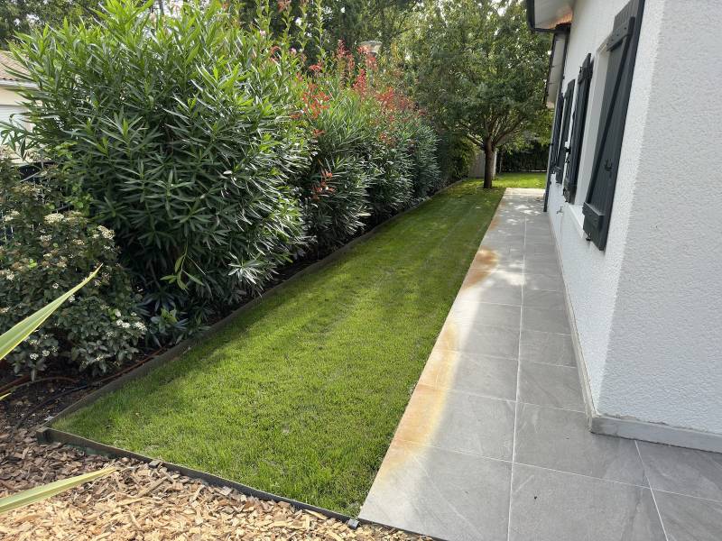 Engazonnement, Création de Boulodrome, Système d'Arrosage et Plantations : Transformation d'un Jardin Particulier à Hourtin