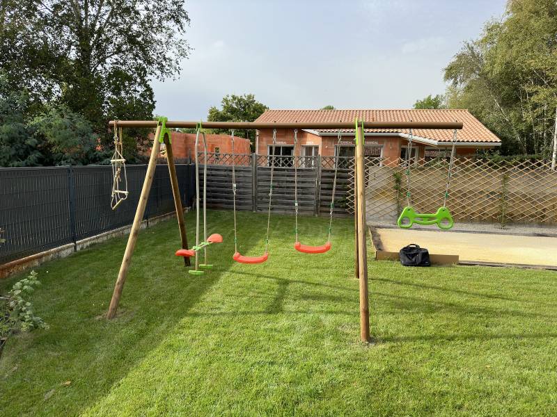 Engazonnement, Création de Boulodrome, Système d'Arrosage et Plantations : Transformation d'un Jardin Particulier à Hourtin