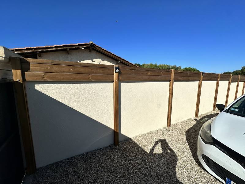 Création Avant après d’une clôture brise-vue en bois traité classe 4 à Lesparre pour un client particulier.