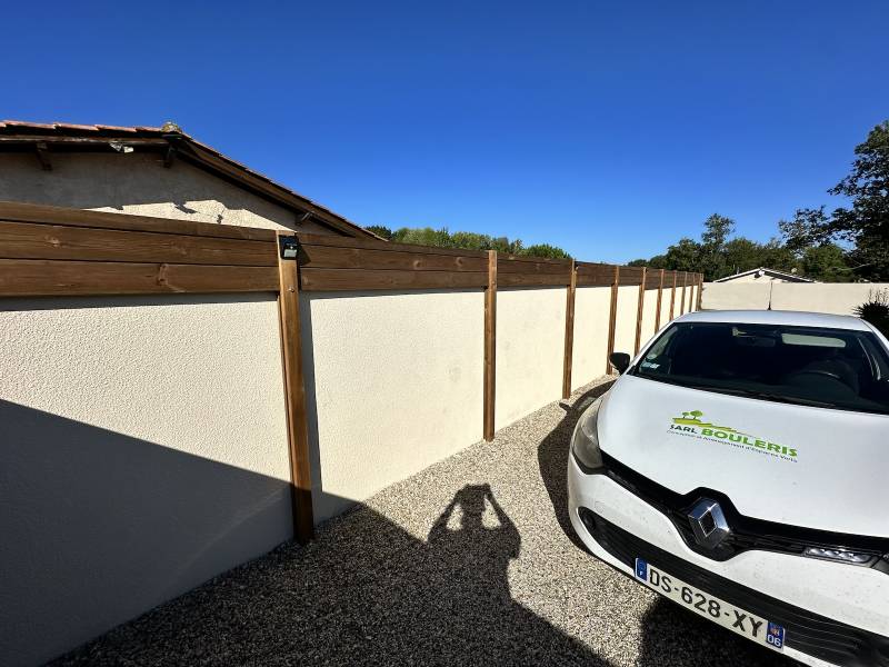 Création Avant après d’une clôture brise-vue en bois traité classe 4 à Lesparre pour un client particulier.