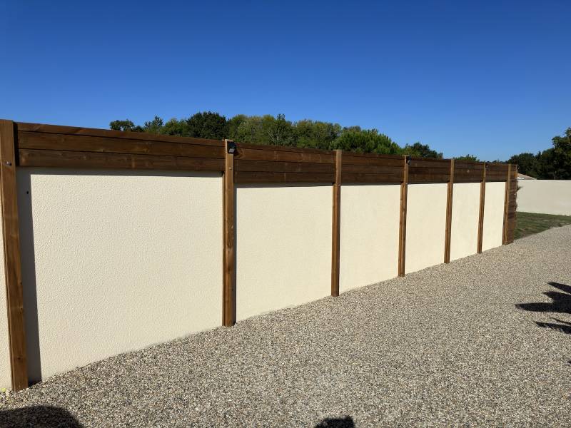 Création Avant après d’une clôture brise-vue en bois traité classe 4 à Lesparre pour un client particulier.