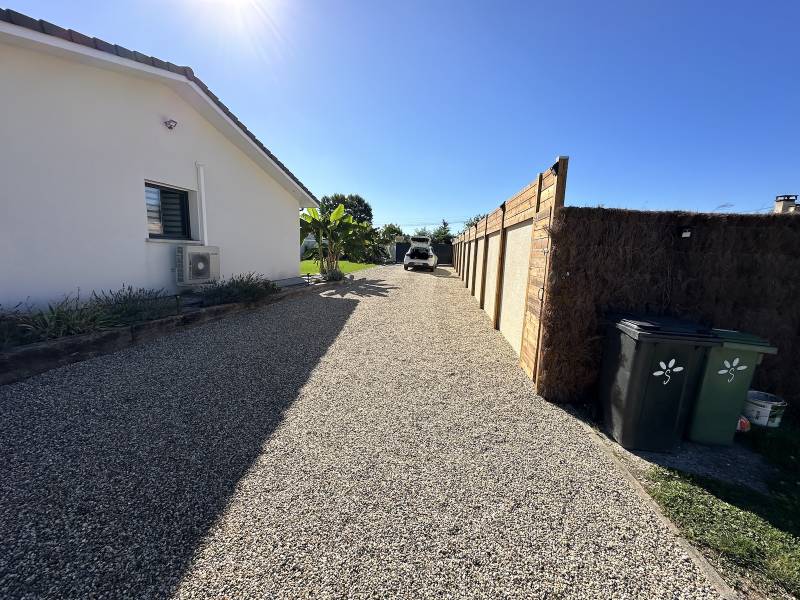 Création Avant après d’une clôture brise-vue en bois traité classe 4 à Lesparre pour un client particulier.