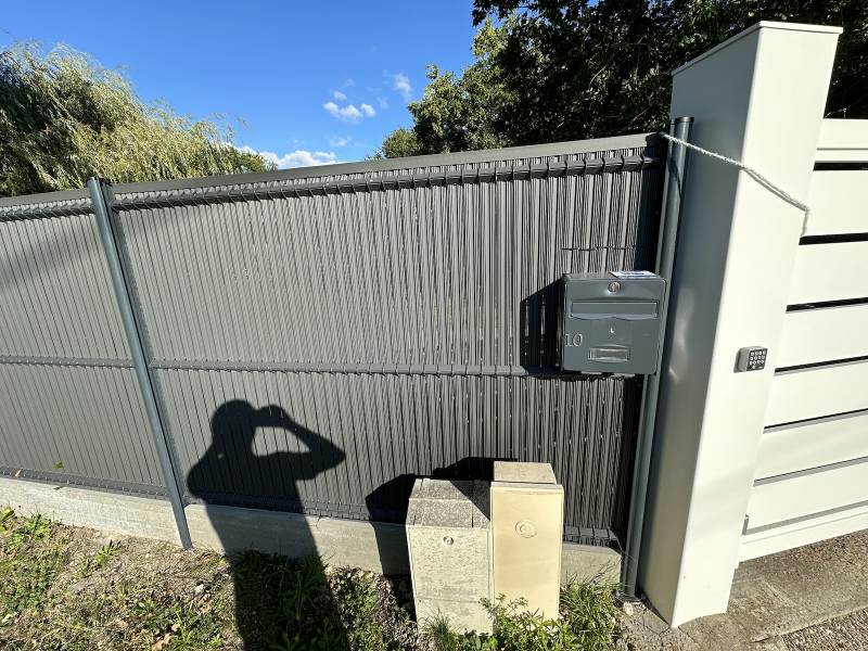 Installation d’une clôture rigide mixte avec soubassement de 25 cm et 50 cm et occultation PVC gris à Hourtin