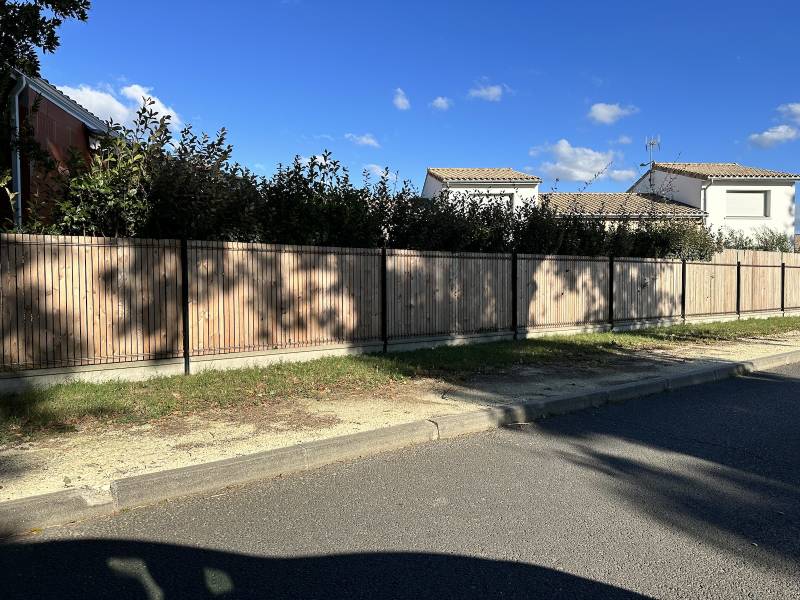 À Hourtin, nous avons eu l'opportunité de démontrer comment une clôture, installée il y a quelques années, a pu être enrichie et renforcée grâce à l'ajout d'occultations en bois mélèze.