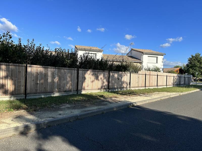 À Hourtin, nous avons eu l'opportunité de démontrer comment une clôture, installée il y a quelques années, a pu être enrichie et renforcée grâce à l'ajout d'occultations en bois mélèze.