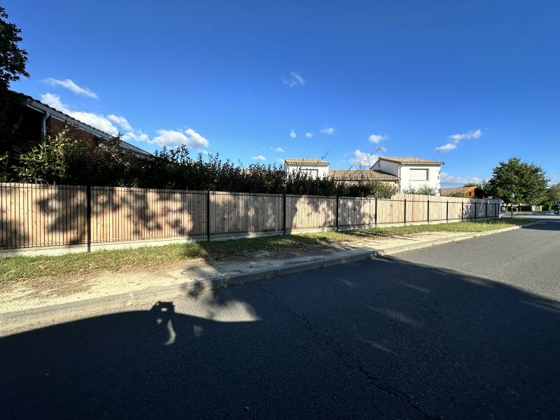 À Hourtin, nous avons eu l'opportunité de démontrer comment une clôture, installée il y a quelques années, a pu être enrichie et renforcée grâce à l'ajout d'occultations en bois mélèze.