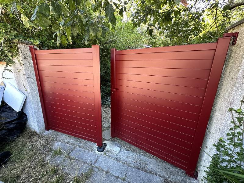 Pose de Portail Aluminium RAL 3004 double battant sur pilier maçonné existant à Hourtin.  