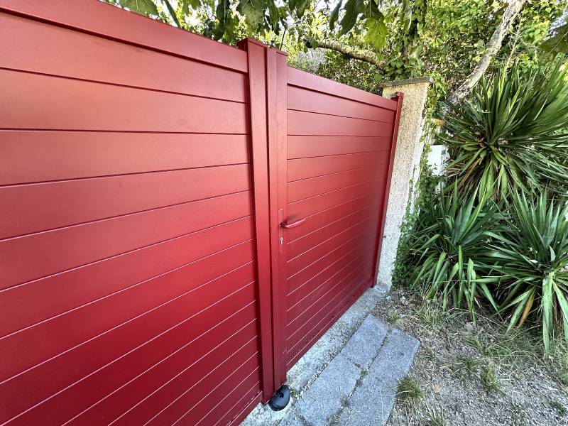 Pose de Portail Aluminium RAL 3004 double battant sur pilier maçonné existant à Hourtin.  