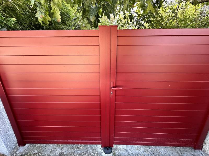 Pose de Portail Aluminium RAL 3004 double battant sur pilier maçonné existant à Hourtin.  