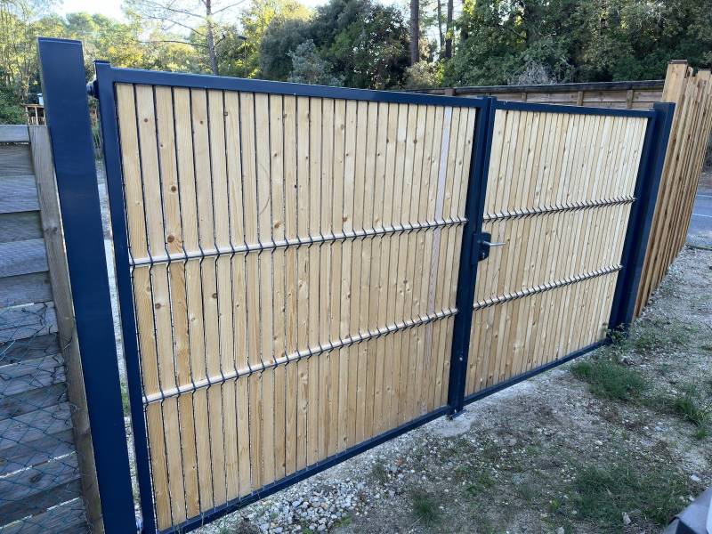 Création d’un portail double battant remplissage panneau rigide et occultation bois et création d’une palissade bois en forme d’escalier pour l'ONF à Carcans Maubuisson.