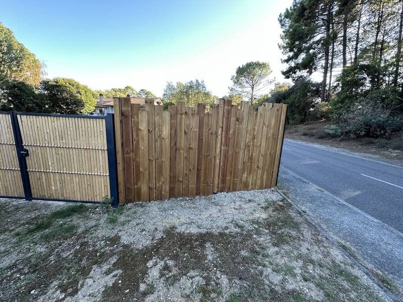 Création d’un portail double battant remplissage panneau rigide et occultation bois et création d’une palissade bois en forme d’escalier pour l'ONF à Carcans Maubuisson.