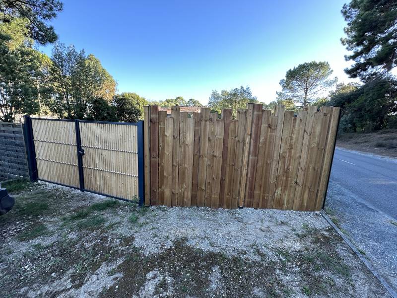 Création d’un portail double battant remplissage panneau rigide et occultation bois et création d’une palissade bois en forme d’escalier pour l'ONF à Carcans Maubuisson.