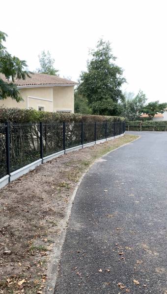 création d'une cloture rigide chez un particulier à Hourtin en gironde