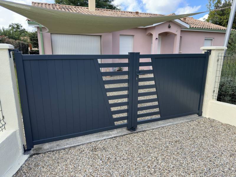 Avant après pose d'un pose d'un portail double battant design gris anthracite à Hourtin ! 