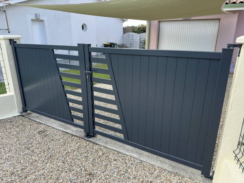 Avant après pose d'un pose d'un portail double battant design gris anthracite à Hourtin ! 