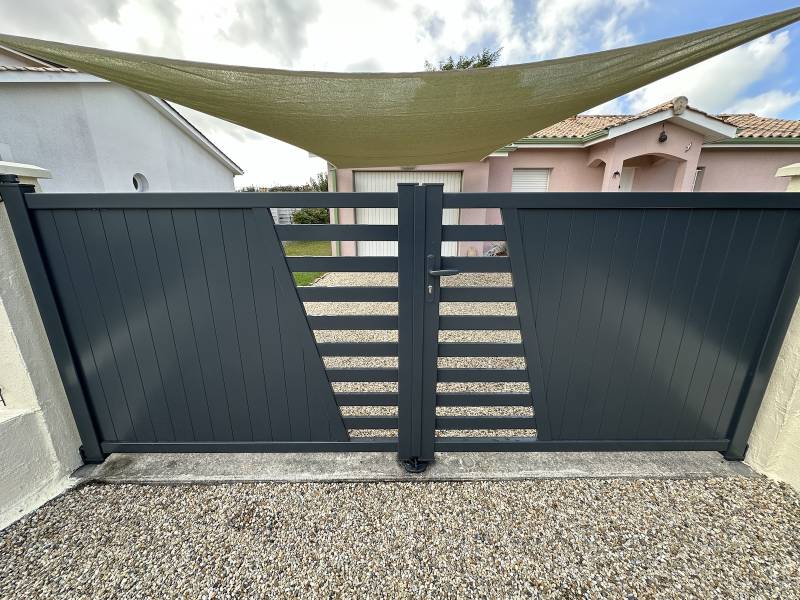 Avant après pose d'un pose d'un portail double battant design gris anthracite à Hourtin ! 