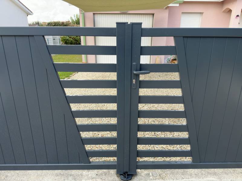Avant après pose d'un pose d'un portail double battant design gris anthracite à Hourtin ! 