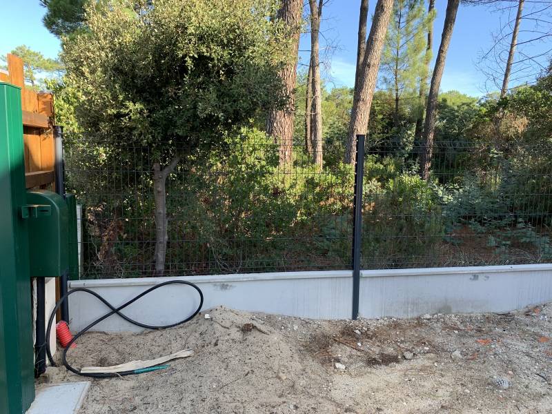 Clôture rigide Mixte séparatrice et arrachage de végétaux !