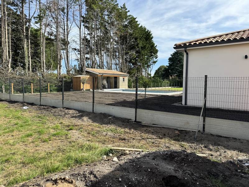 Avant après d'une clôture rigide à Margaux ! 