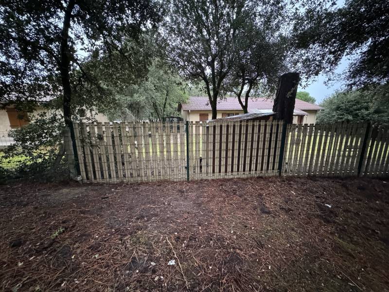 Clôture rigide avec occultation bois pas cher pour un jardin à Soulac ! 