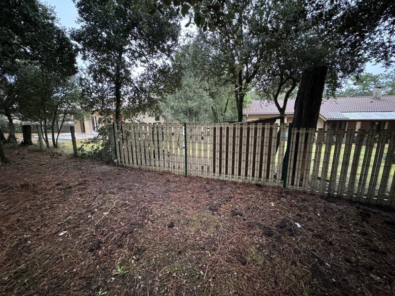 Clôture rigide avec occultation bois pas cher pour un jardin à Soulac ! 