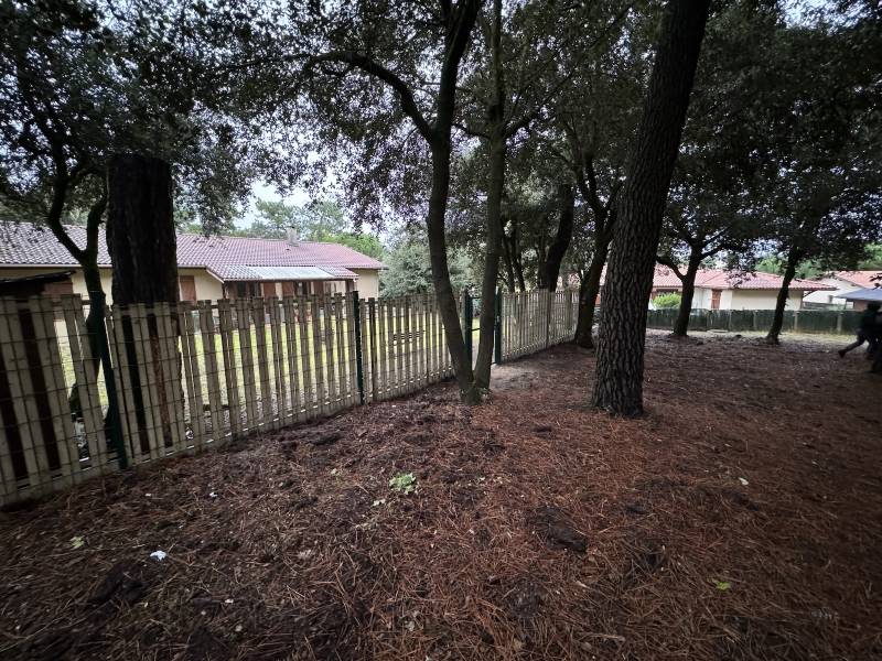 Rénovation d’une clôture rigide pas cher pour un jardin à Soulac !