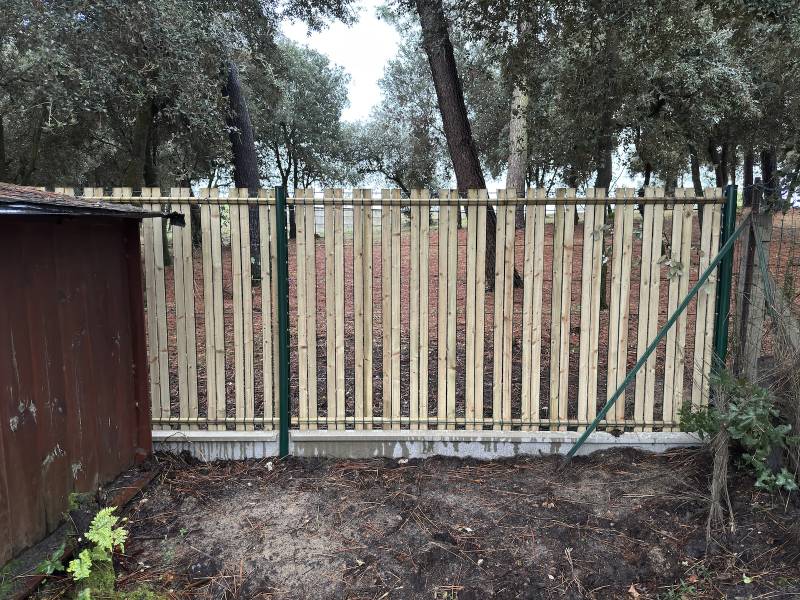 Clôture rigide avec occultation bois pas cher pour un jardin à Soulac ! 