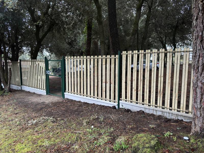 Clôture rigide avec occultation bois pas cher pour un jardin à Soulac ! 