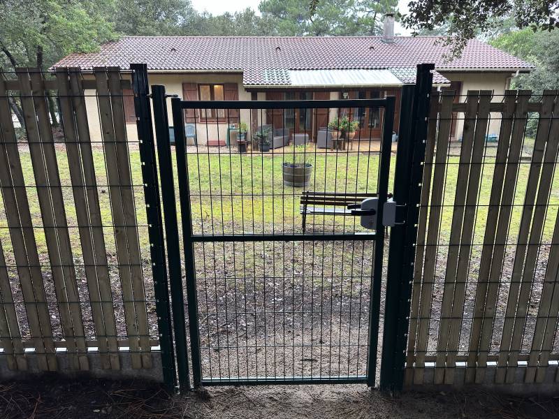 Clôture rigide avec occultation bois pas cher pour un jardin à Soulac ! 