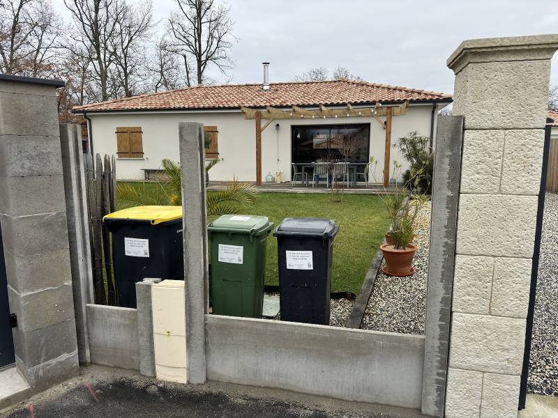 Pendant la pose de la clôture mixte béton et bois à Hourtin