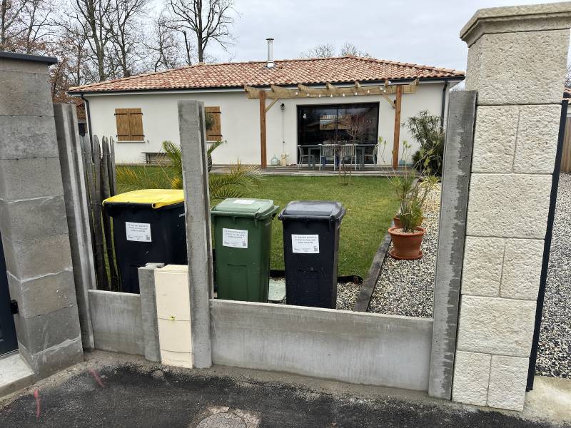 Pendant la pose de la clôture mixte béton et bois à Hourtin