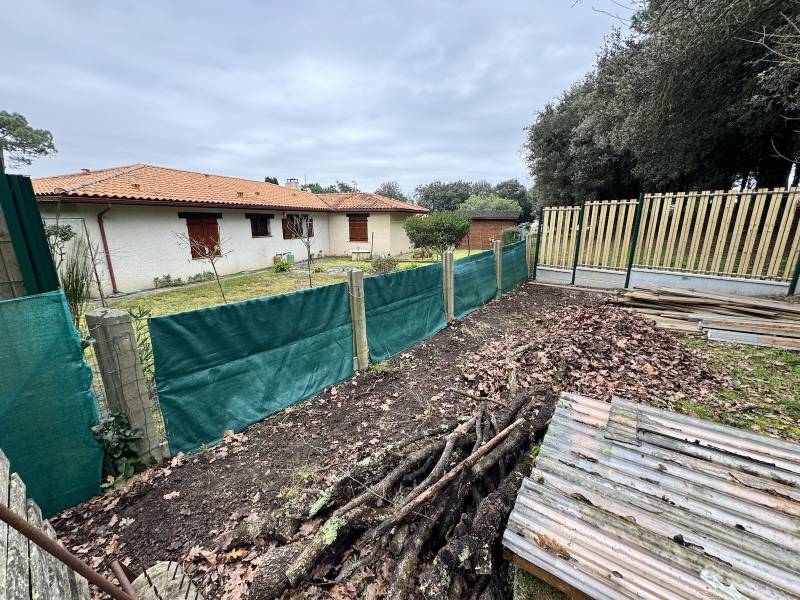 Clôture rigide mixte avec occultation bois design à Soulac ! 