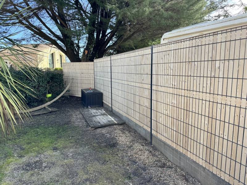 Cloture rigide avec occultation bois à Hourtin !