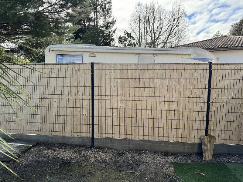 Cloture rigide avec occultation bois à Hourtin !