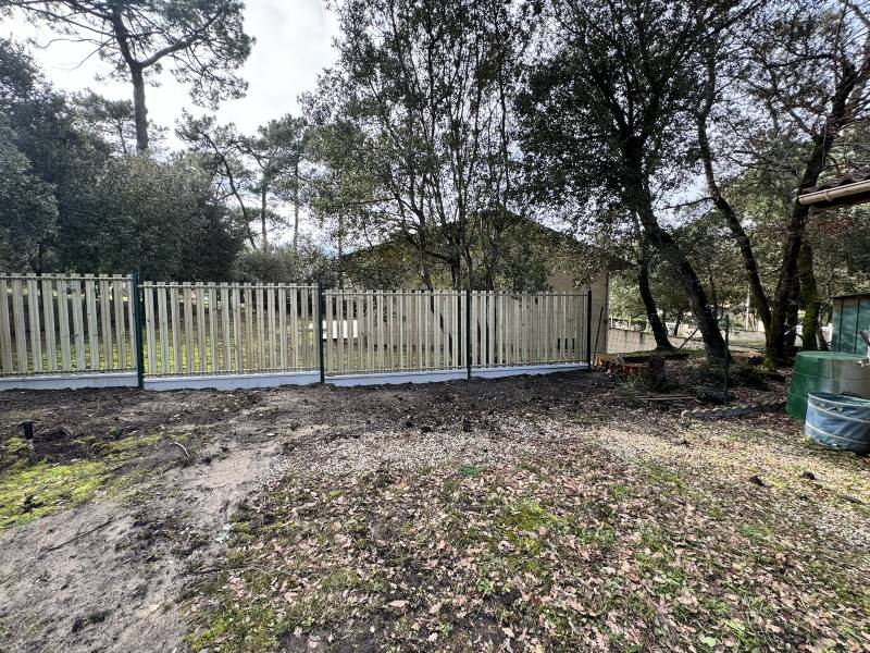 Clôture rigide mixte avec occultation bois design à Soulac ! 