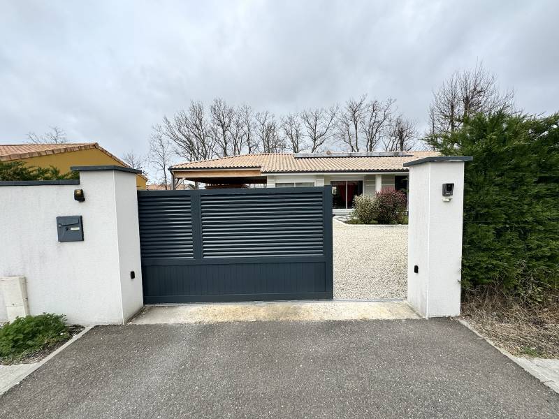 Portail coulissant motorisé lames persienne à Hourtin ! 