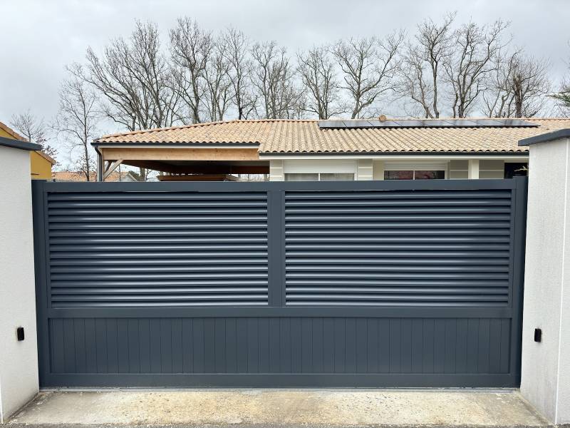 Portail coulissant motorisé lames persienne à Hourtin ! 