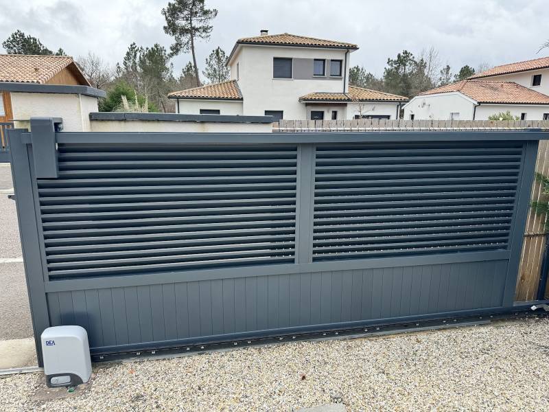 Portail coulissant motorisé lames persienne à Hourtin ! 