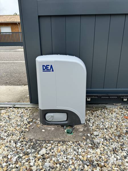 Portail coulissant motorisé lames persienne à Hourtin ! 