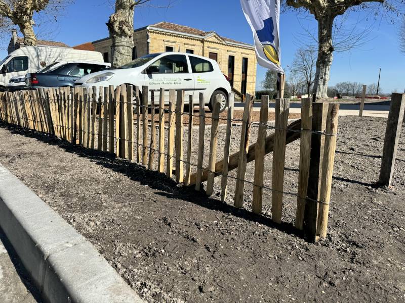 Aménagement d'une Clôture Ganivelle sur la place de la Mairie Cussac-Fort-Médoc !
