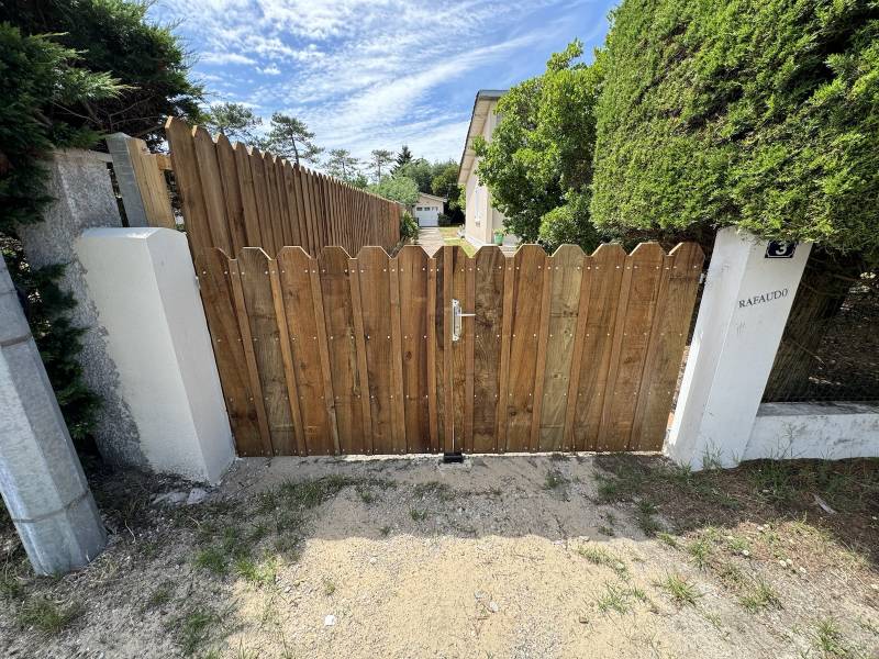 Palissade et un portail Volige Couvre Joint bois à Montalivet ! 