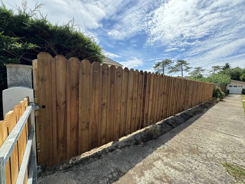 Palissade et un portail Volige Couvre Joint bois à Montalivet ! 