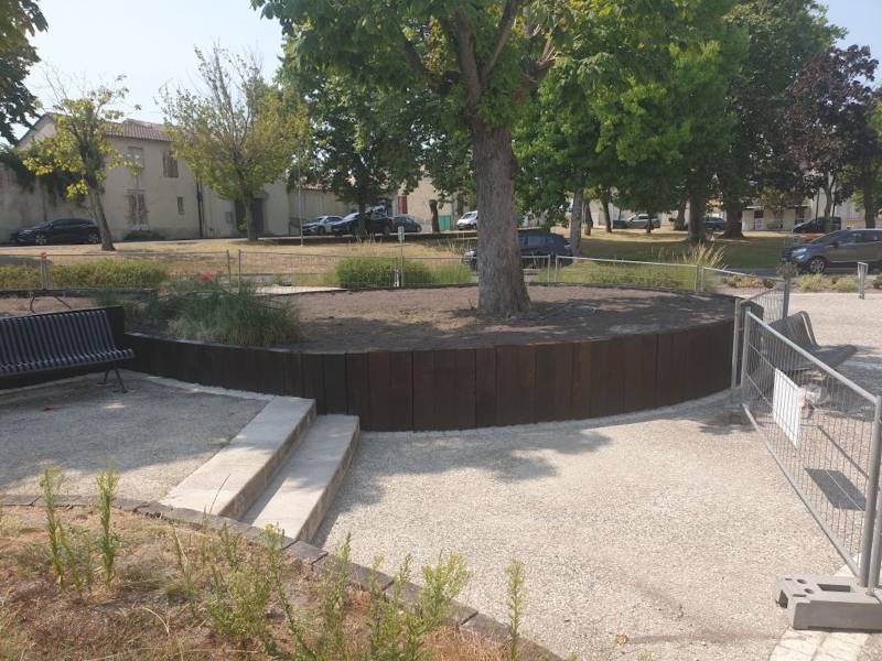 Retenue de terre avec traverse en chêne à Saint-Julien-Beychevelle ! 