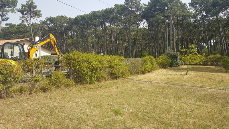 Avant création d'une clôture rigide mixte avec occultation bois, portillon et portail à Vendays-Montalivet (33).