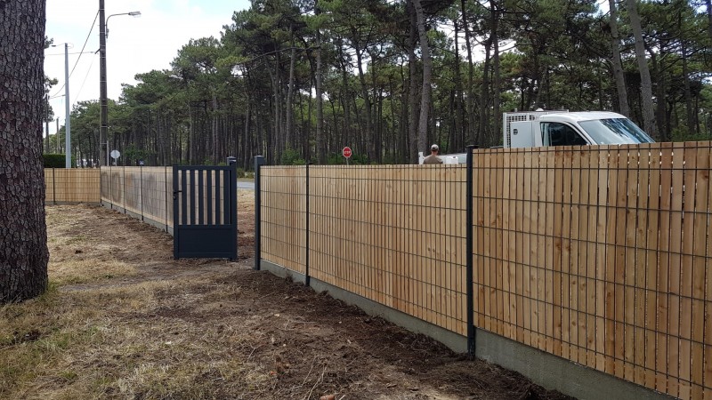 Après création d'une clôture rigide mixte avec occultation bois, portillon et portail à Vendays-Montalivet (33).