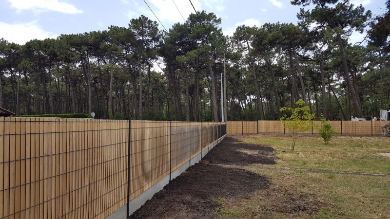 Après création d'une clôture rigide mixte avec occultation bois, portillon et portail à Vendays-Montalivet (33).
