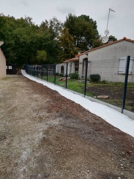 pose d'une cloture en panneaux rigides avec soubassements béton a Hourtin